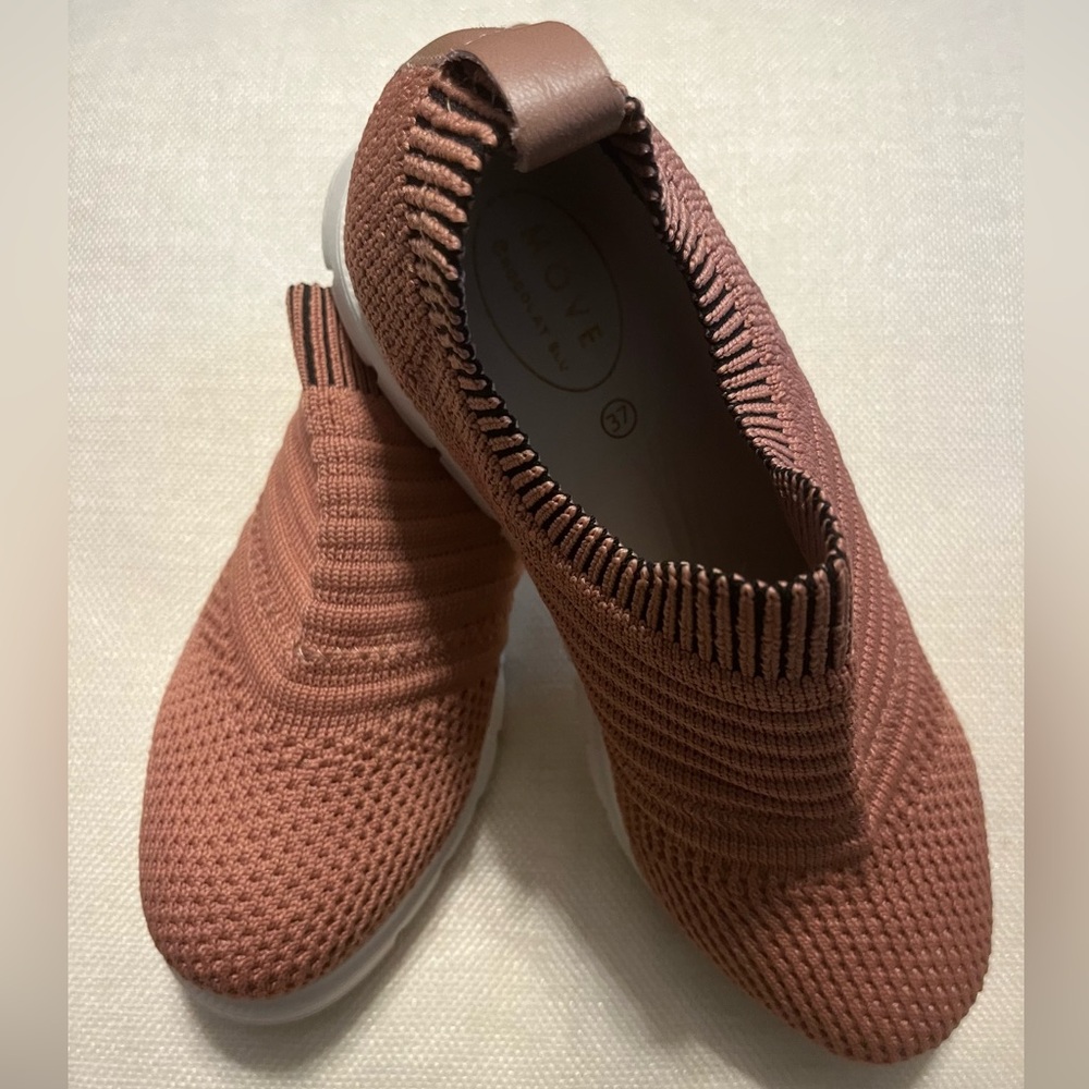 NWOB Move Chocolat Blu Women slip on Sneakers Size 7